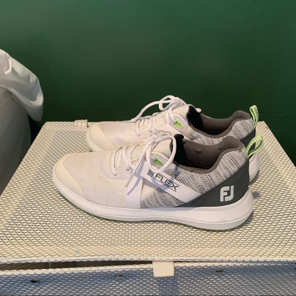 Footjoy Spikeless golf cleats